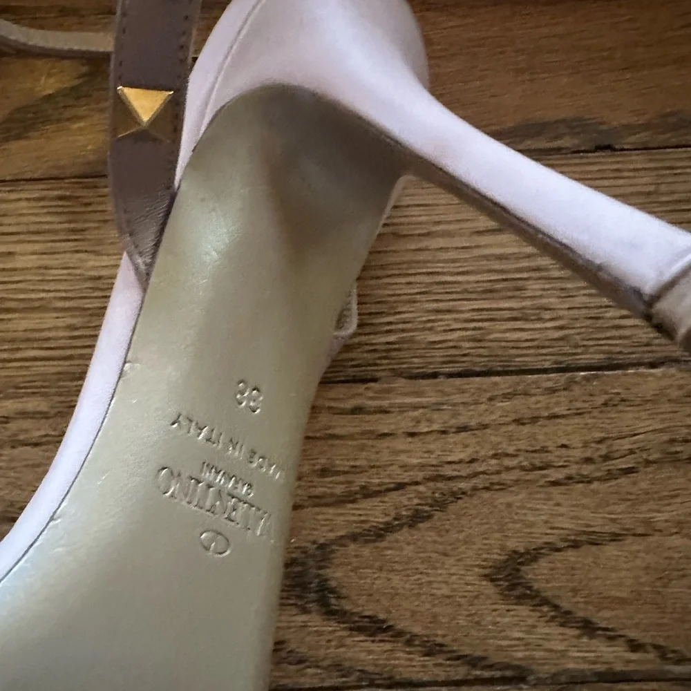 Classy Valentino Garavani Rocktud Heels - Picture 4 of 5
